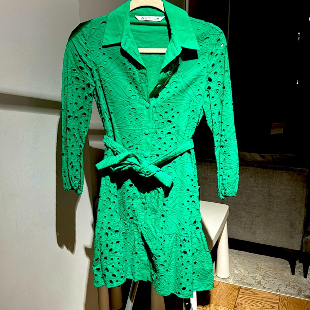 GREEN ZARA LIKE NEW COLLAR LACE DRESS WITH LONG SLEEVES & BUTTONS & BELT SIZE XS